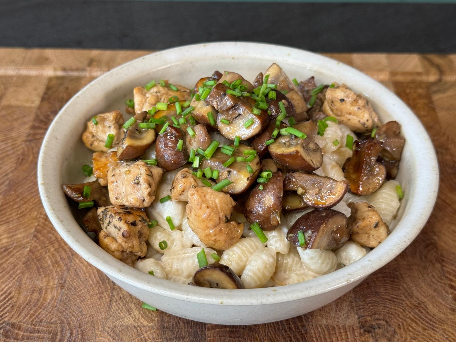 La recette des pâtes à la crème d’oignons doux, poulet et champignons dorés