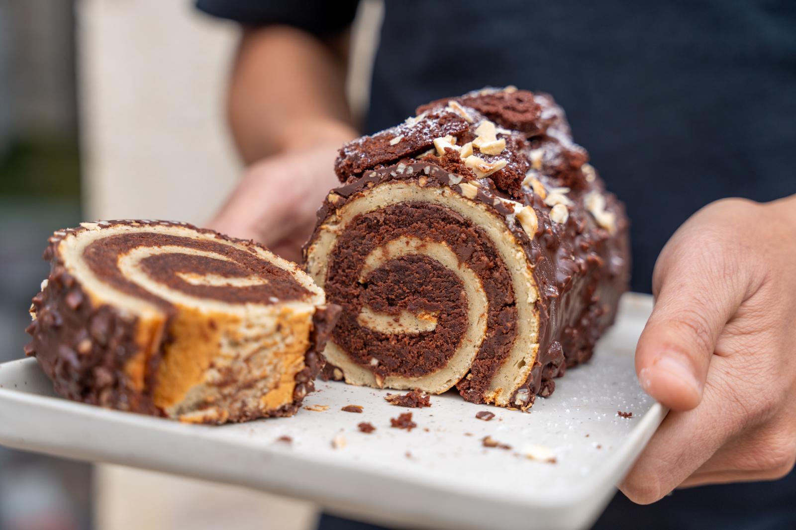 La recette de la bûche de Noël brownie chocolat noisettes, glaçage rocher