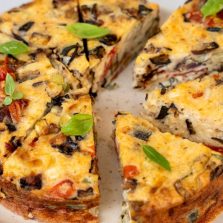 Quiche sans pâte aux légumes d’été, mozzarella et basilic quiche-sans-pate-ultra-moelleuse-aux-legumes-dete-et-mozzare