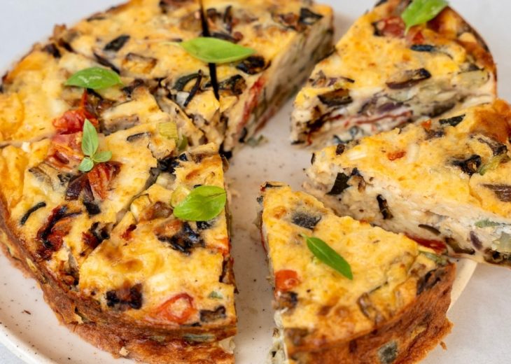 quiche-sans-pate-ultra-moelleuse-aux-legumes-dete-et-mozzare