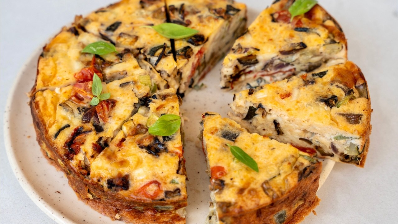 Quiche sans pâte aux légumes d’été, mozzarella et basilic