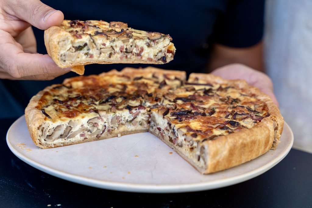 Quiche aux champignons et fromage facile et rapide : recette forestière d’automne quiche champignon fromage