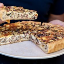 Quiche aux champignons et fromage facile et rapide : recette forestière d’automne quiche champignon fromage