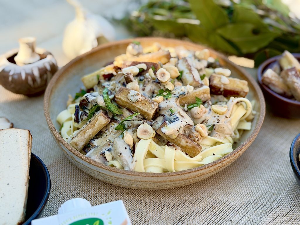 Tagliatelles forestières crémeuses au tofu fumé croustillant tagliatelles champignon tofu fumé