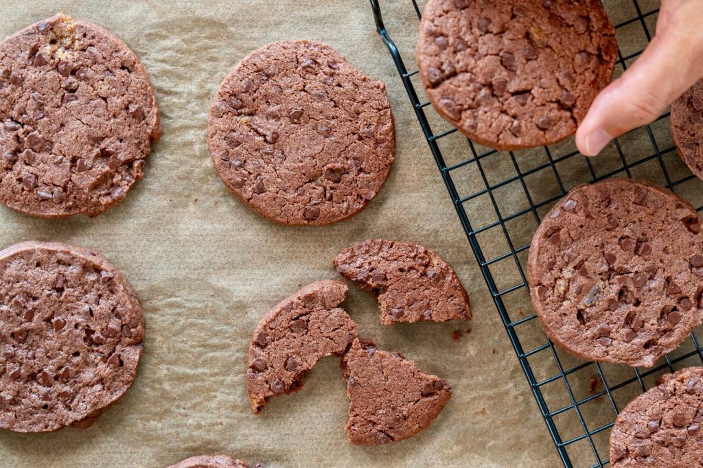 Cookies double chocolat : on tranche et on enfourne ! cookies double chocolat