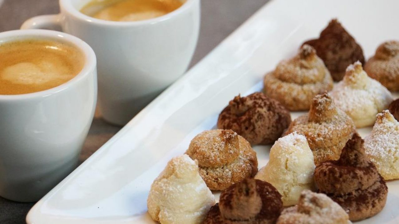 Mini Amaretti Pour Le Cafe Amande Cafe Ou Chocolat Hervecuisine Com