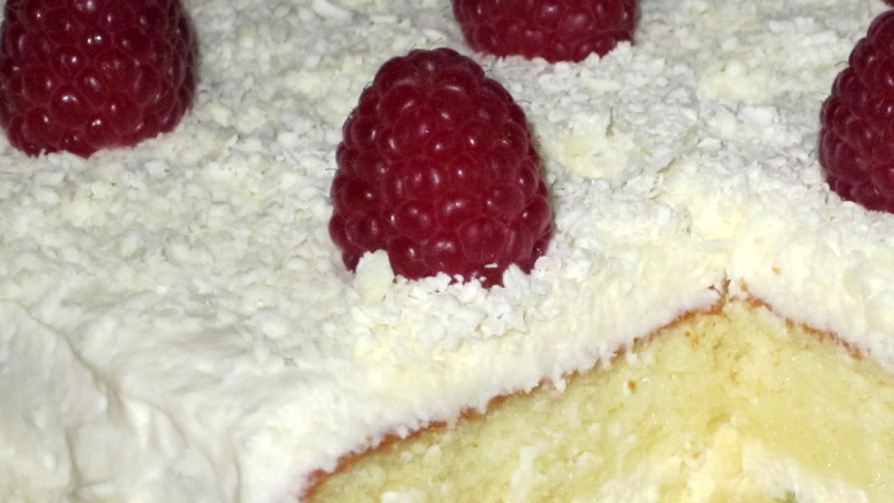 Gâteau étagé à la crème glacée et aux fraises - Les recettes de Caty