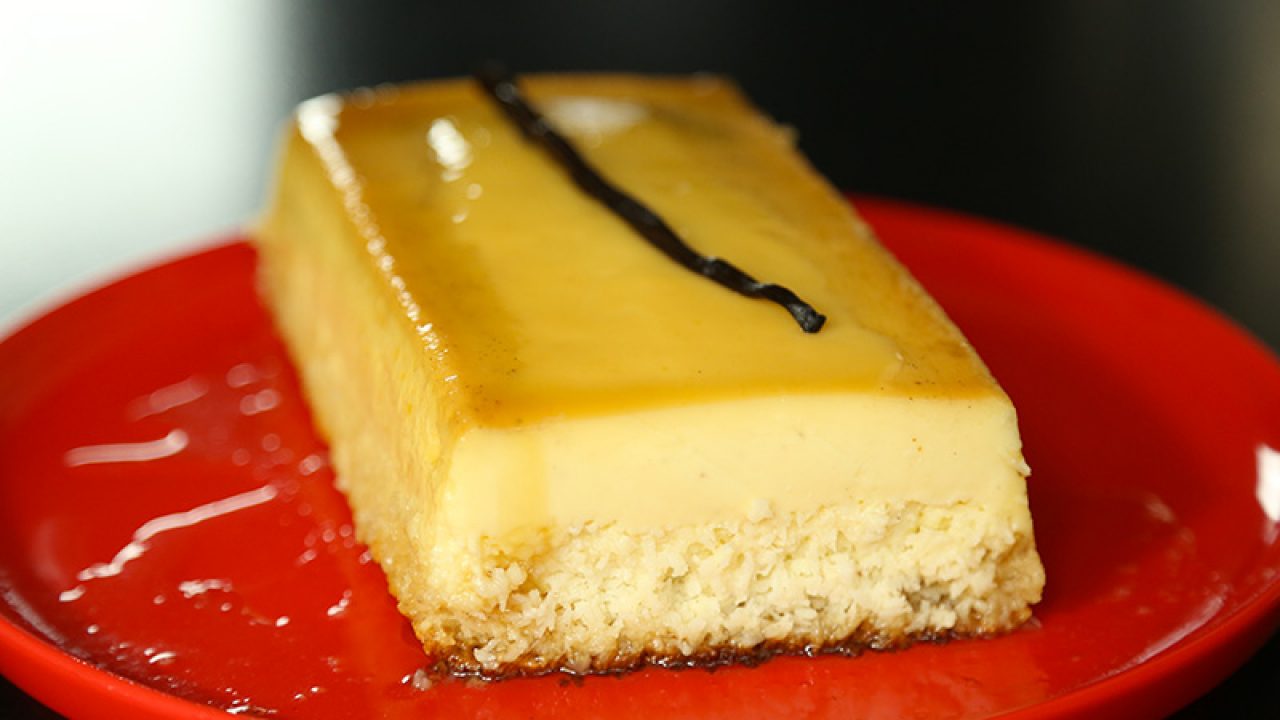 Flan pâtissier à la vanille, chocolat blanc et noix de coco avec fond  biscuité